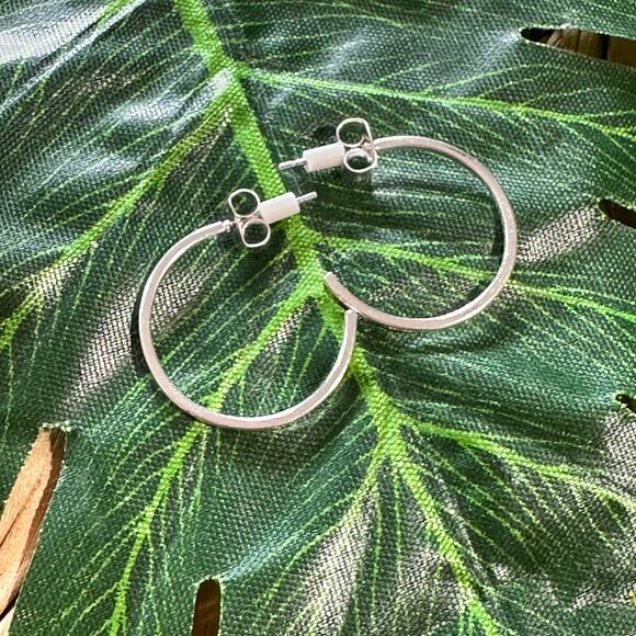 BOGO FREE Torrid silver 1 inch hoop earrings minimalist never worn - Picture 1 of 3